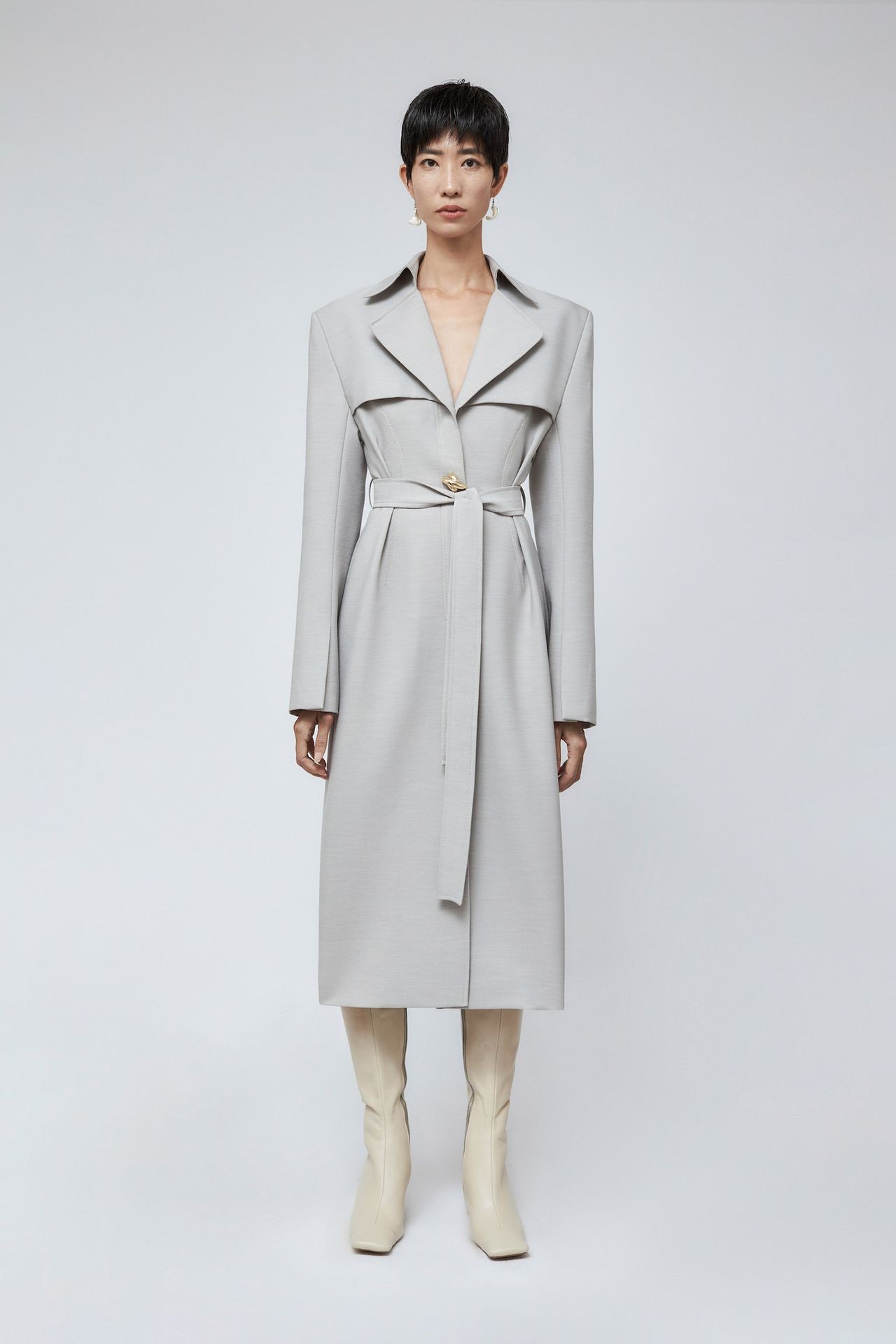 Double layerd trench coat with notched lapel collars and vented sleeves